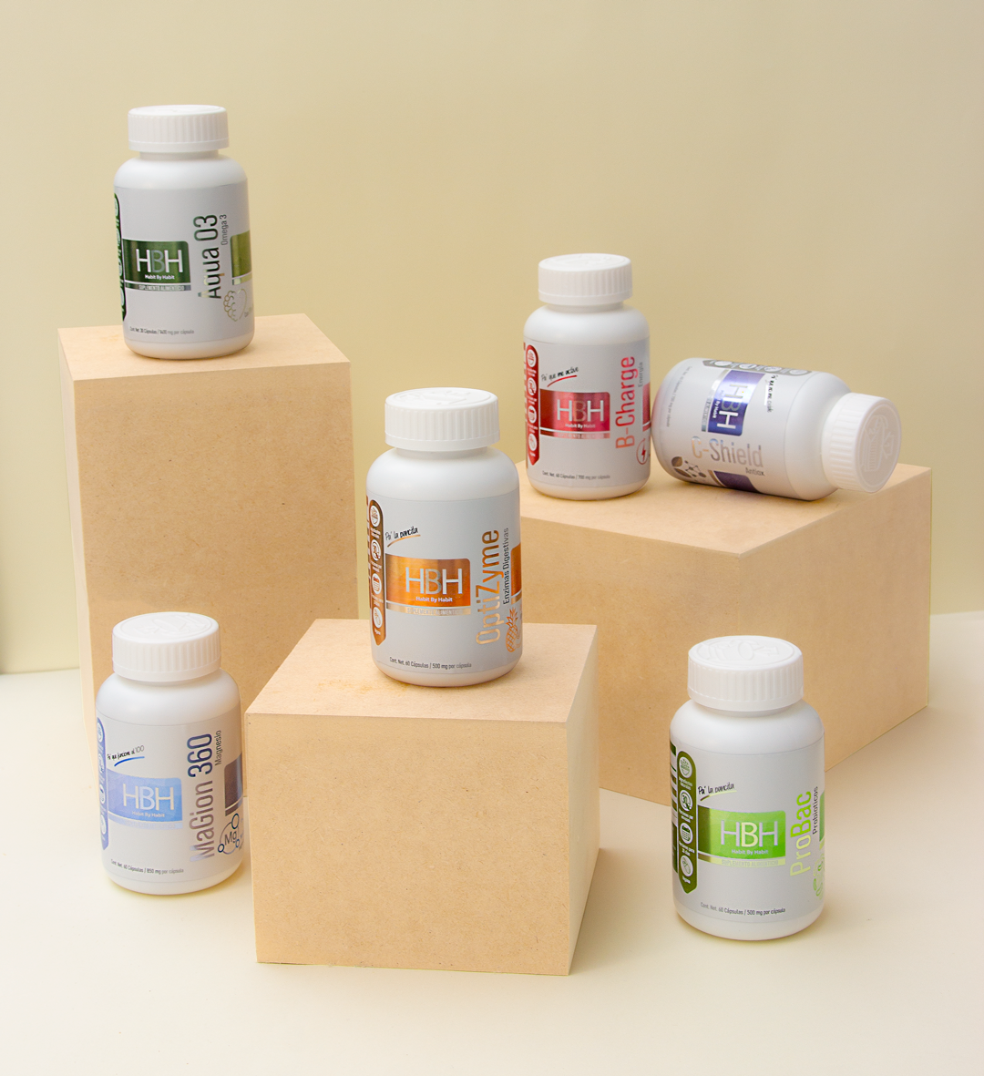 Suplementos HBH presentados sobre pedestales de madera

