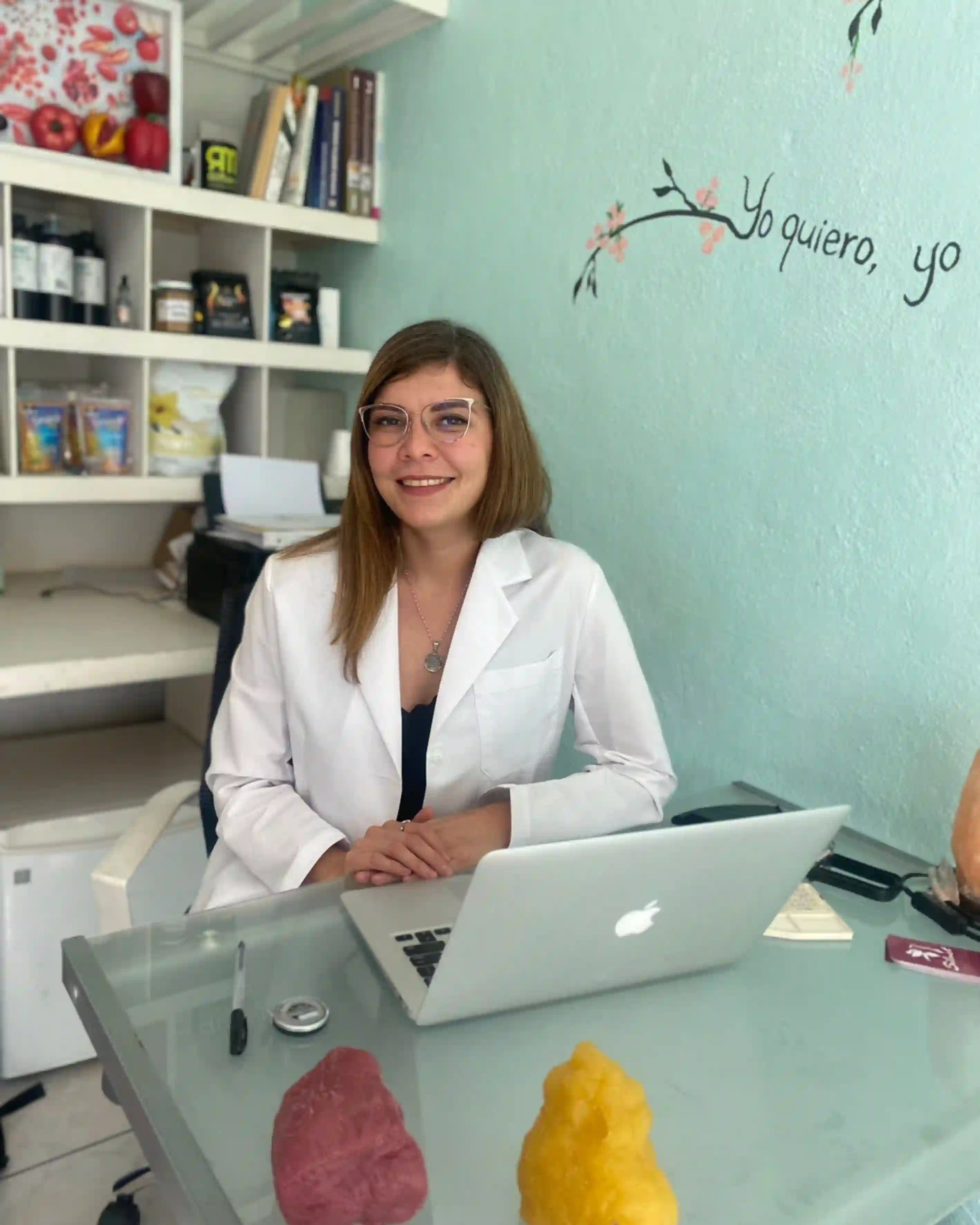 Nutrióloga Jani Zárate en su consultorio brindando asesoría para HBH Suplementos